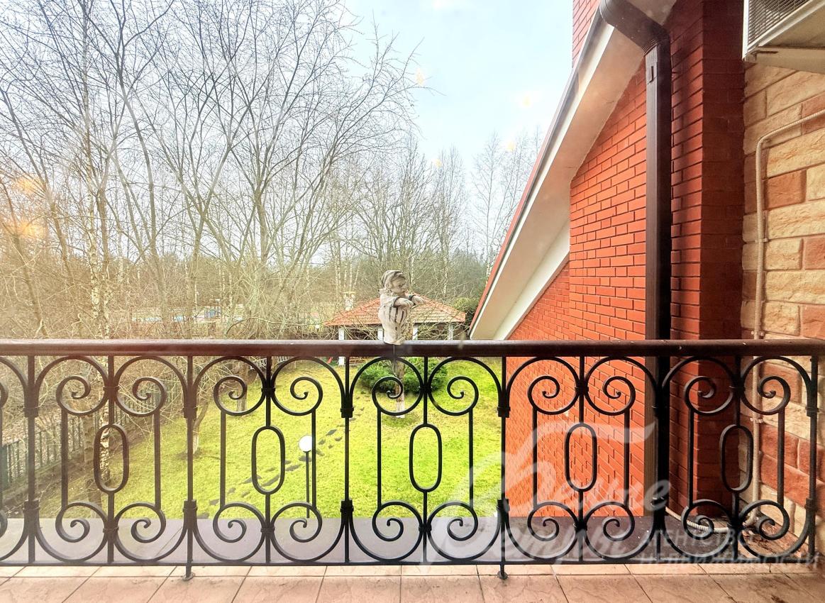 На первом этаже - просторная терраса с видом на участок. На участке также стоит крытая беседка с зоной барбекю - она видна с террасы