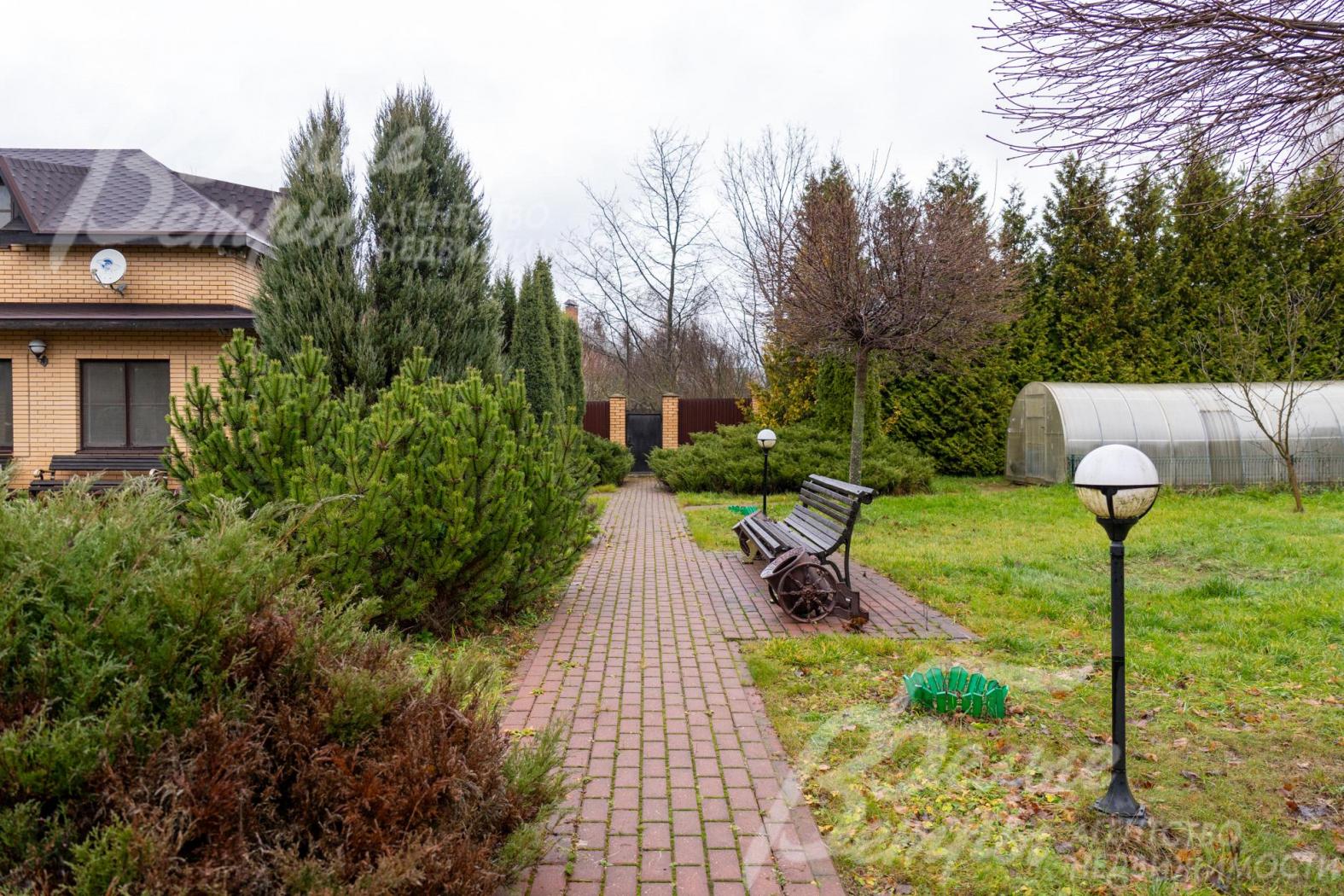 Также на участке установлена теплица