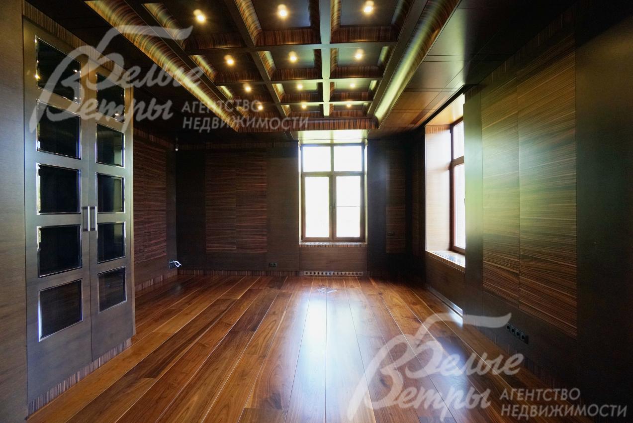 Кабинет 31 кв.м полностью отделан натуральным орехом