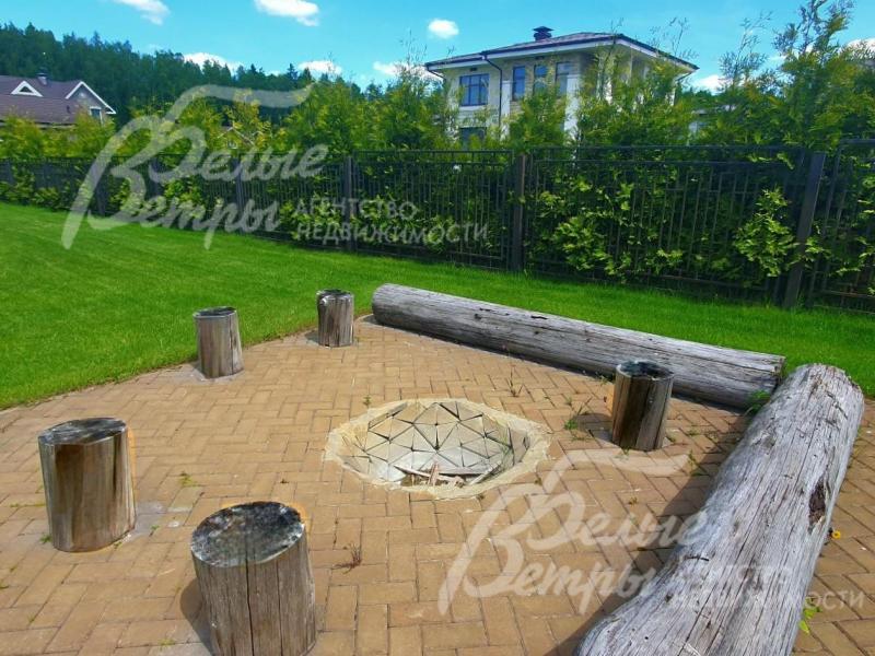 Зона отдыха с оборудованным местом для разведения костра. 