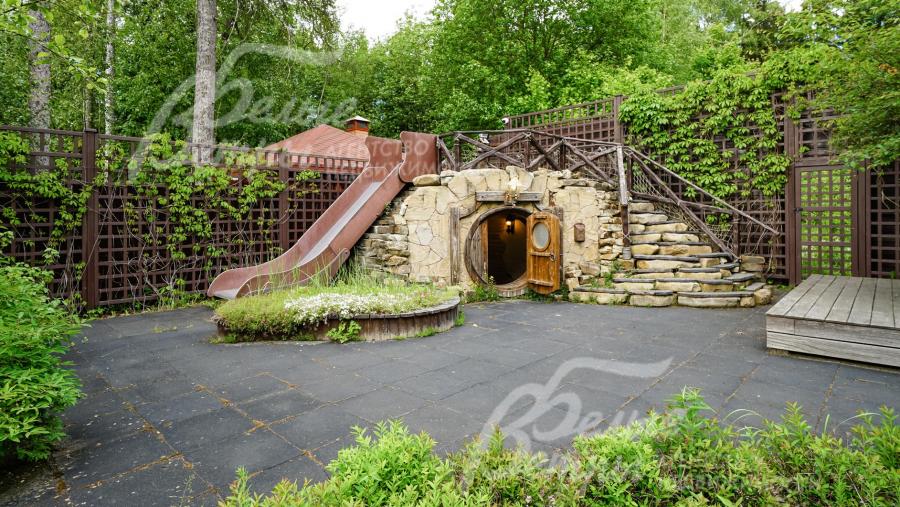 Детский игровой городок (домик Хоббита) с теплым полом, горкой, площадкой. 