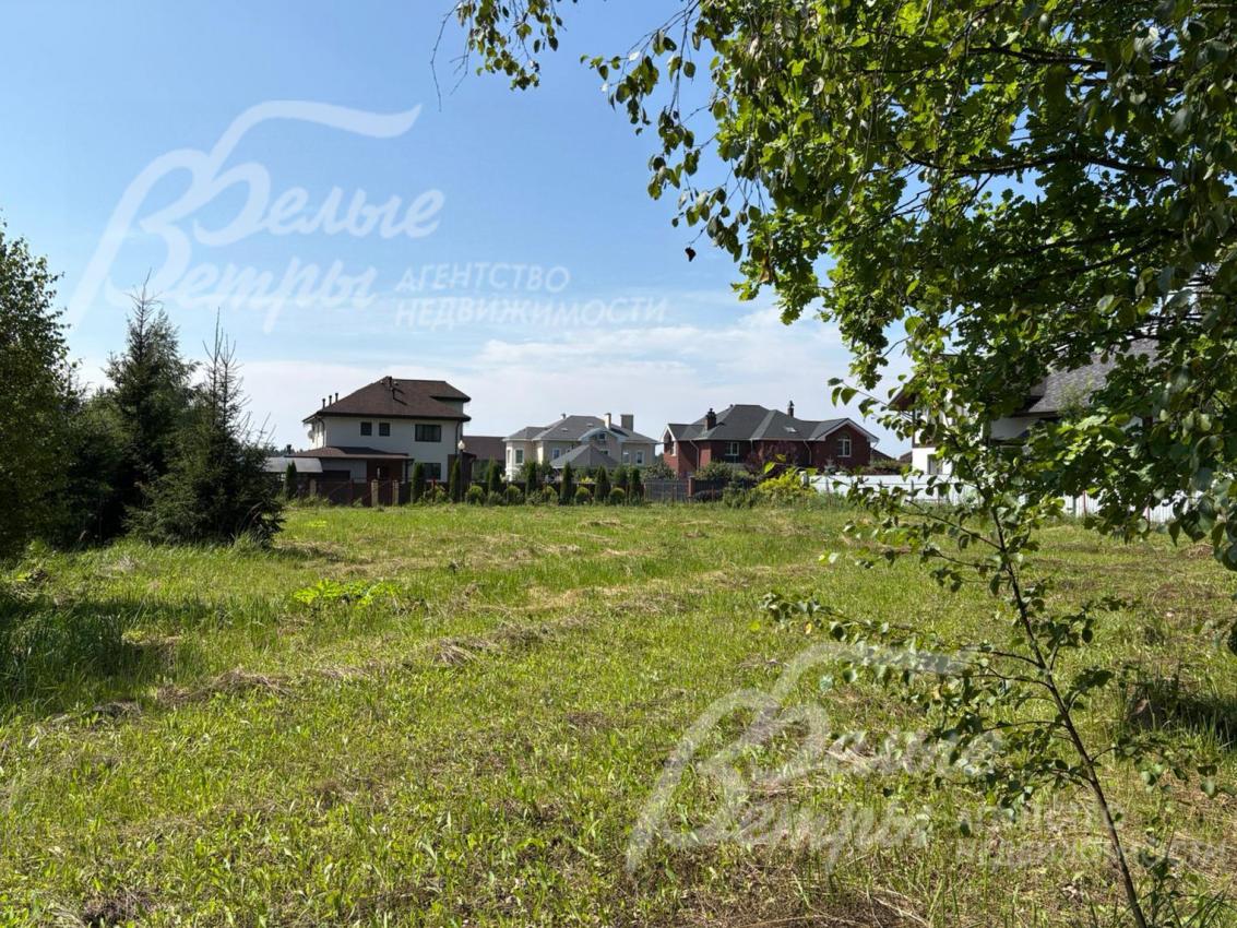 В коттеджном посёлке есть 2 общих выхода в лес, продуктовый магазин, организованы прогулочная зона к роднику, детские и спортивные площадки