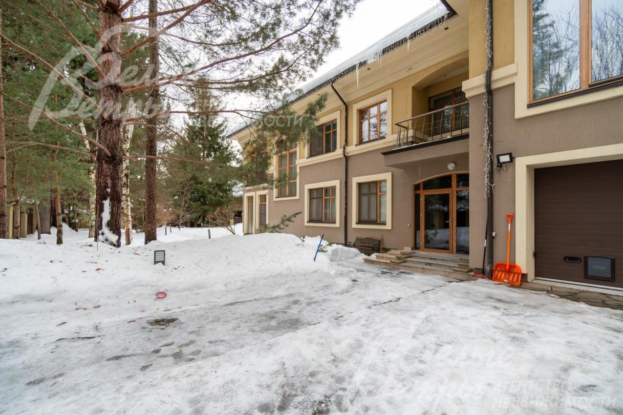 Рядом спортивно-оздоровительный комплекс Управделами Президента, частный детский сад Бэви-Вэй