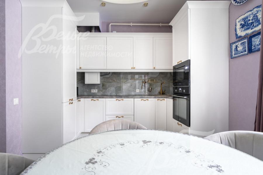 Кухонный гарнитур со встроенной техникой.