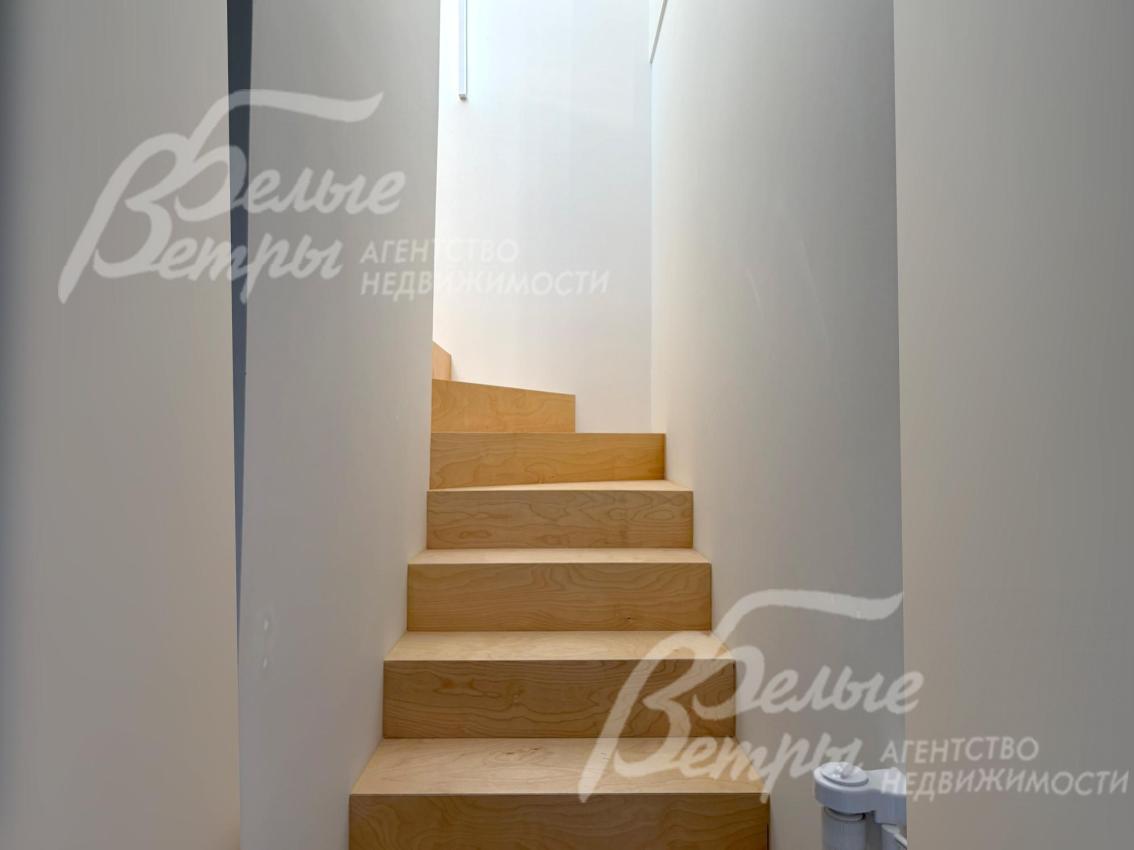 Лестница на второй этаж – на металлокаркасе, обшита фанерой и покрыта матовым прозрачным лаком