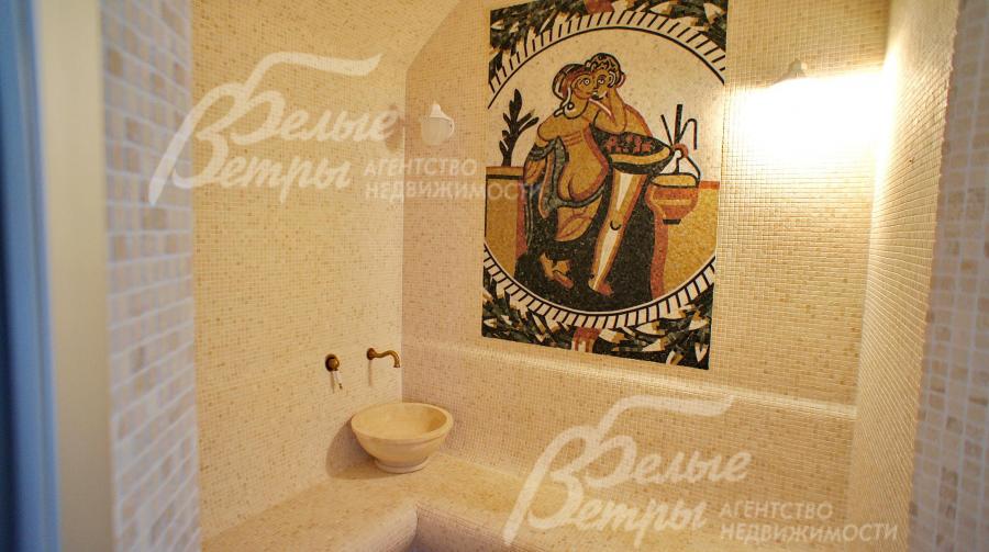 Хамам 3,6 кв.м украшенный мраморным панно из Италии.