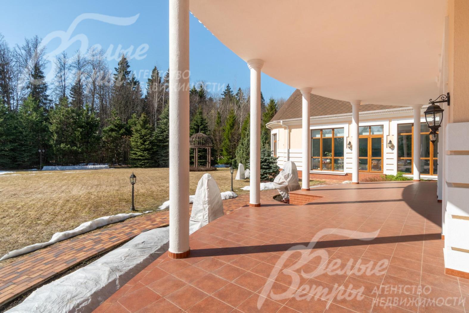 С просторной террасы - выход на большой прилесной участок площадью 46 соток (дополнительные 20 соток — огороженная и вычищенная примыкающая зона леса)