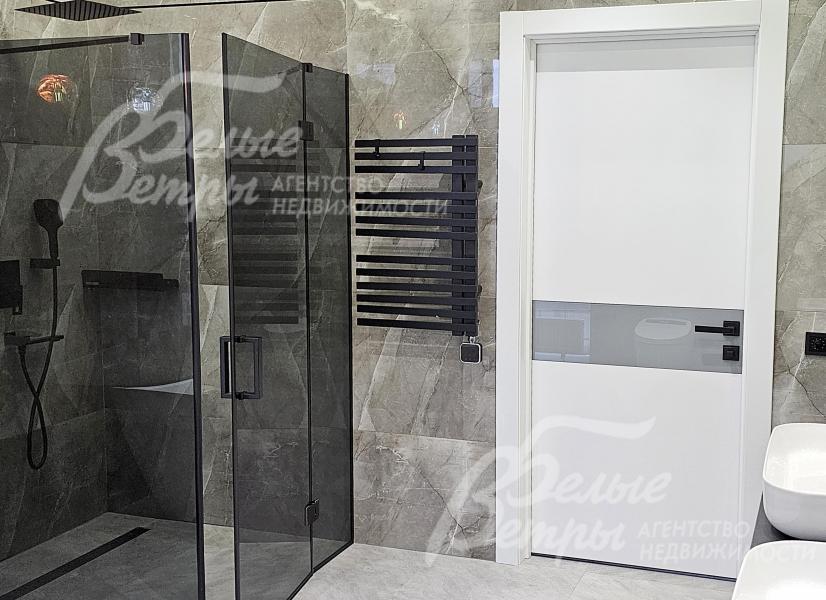 В санузле при мастер-спальне - комфортная душевая с сантехникой чёрного цвета