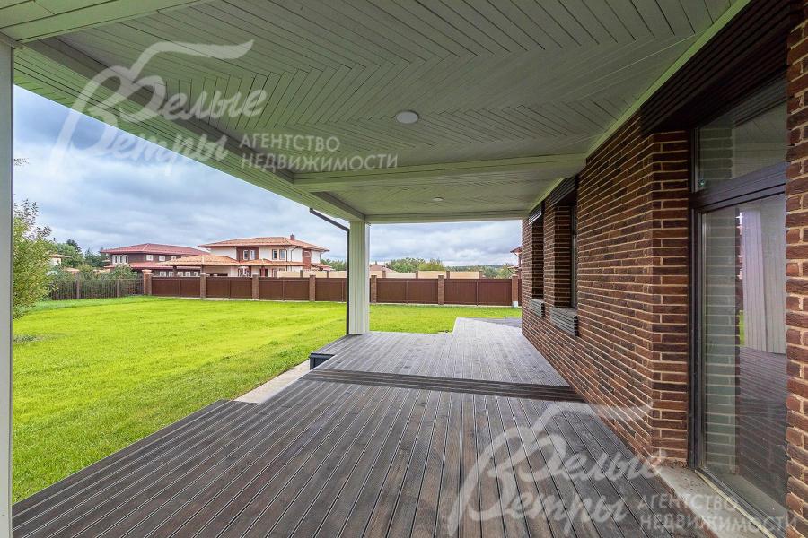 Крытая терраса, полы из лиственницы