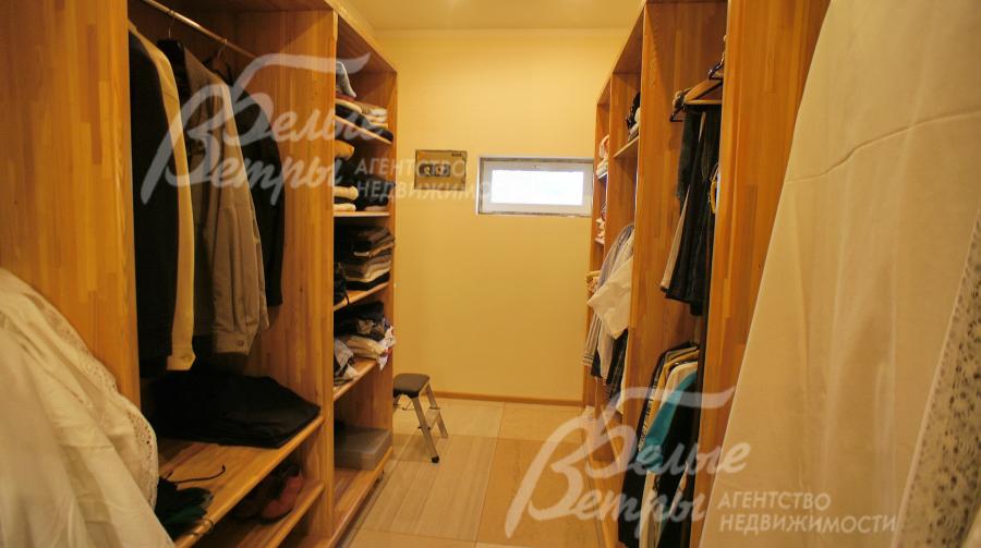 Гардеробная главной спальни с сейфом и стеллажами