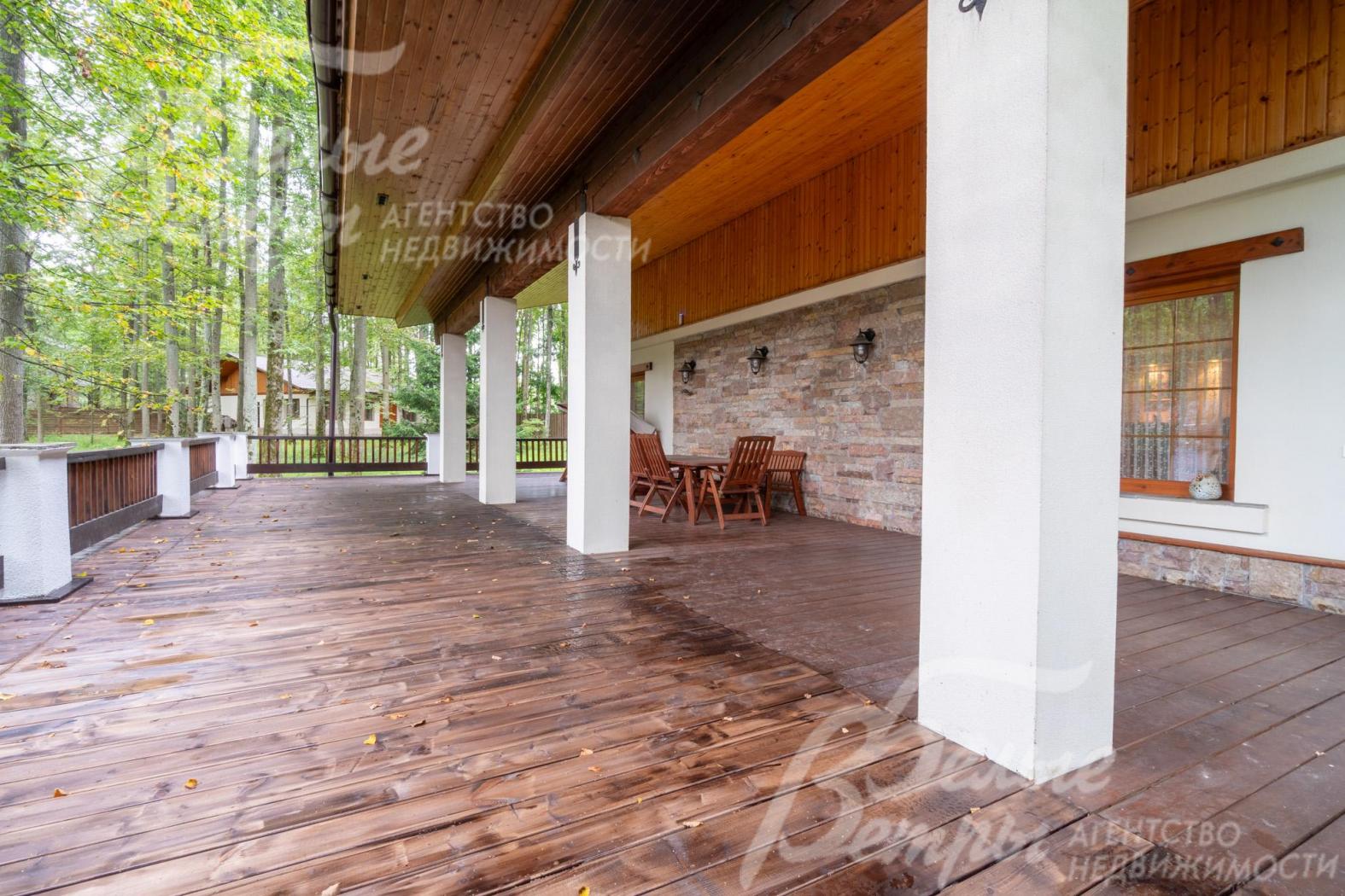 Терраса - с освещением, расположена в окружении лесных деревьев