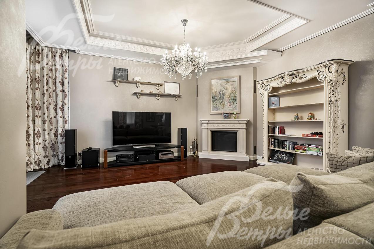 Просторная светлая гостиная с камином