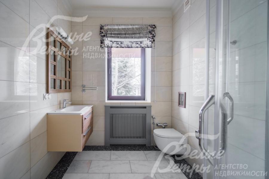 Санузел при гостевой спальне. Отделан белым мрамором и черной мраморной мозаикой