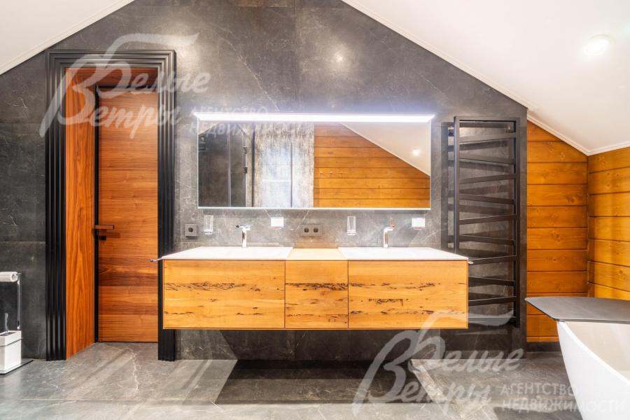 Санузел при мастер-спальне: тумбы под раковинами из натурального дерева с выразительным рисунком текстуры