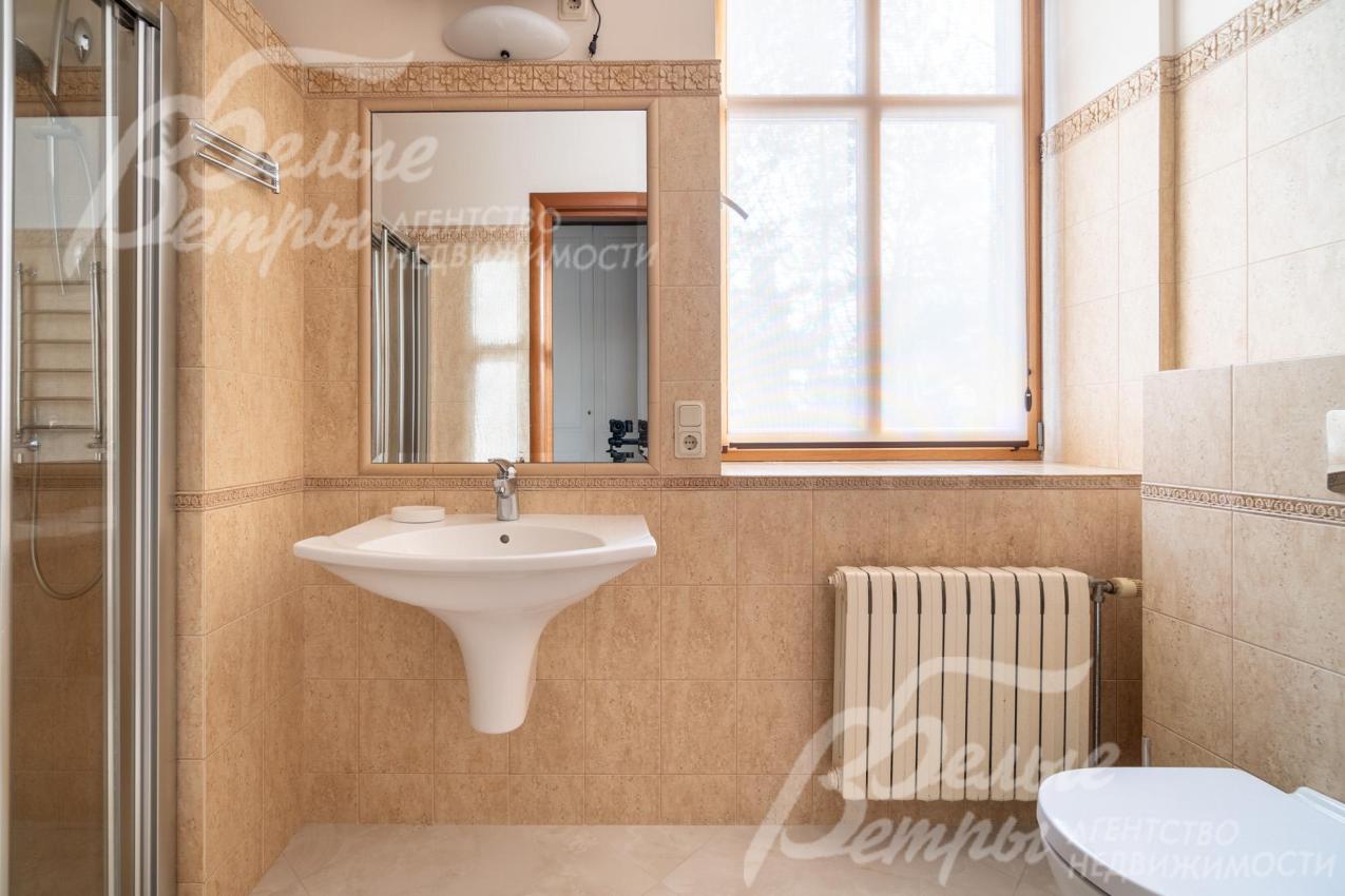 Санузел при спальне - с окном и душевой