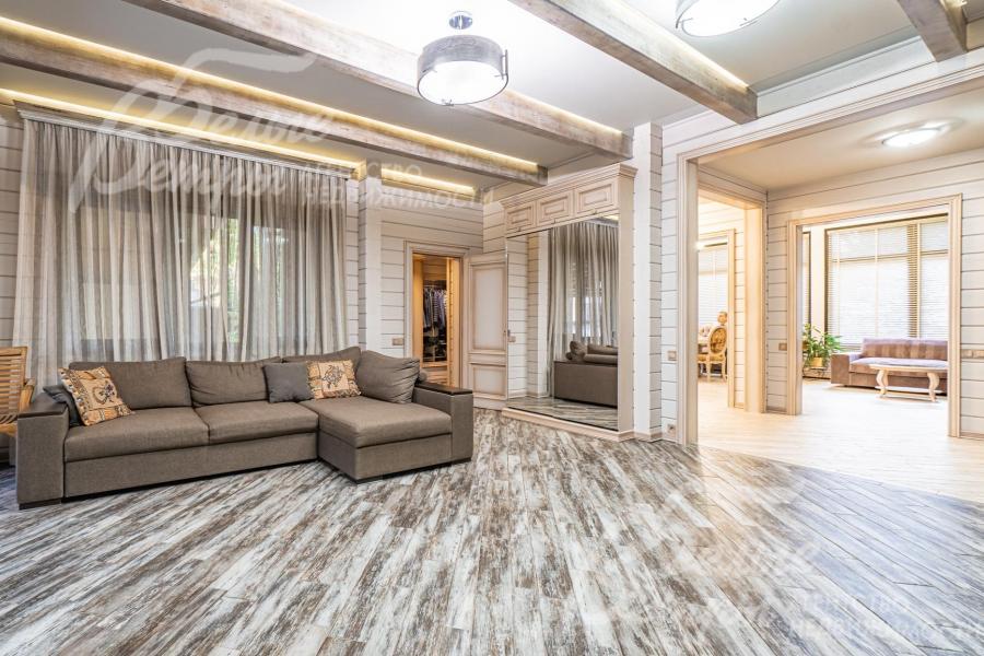 На полу массивная деревянная доска (орех)