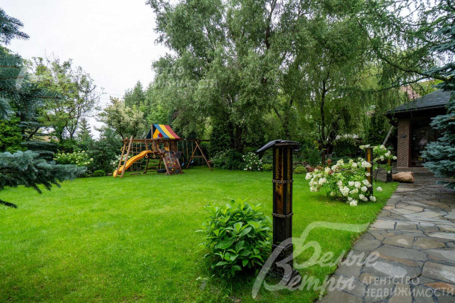 На участке есть детский игровой комплекс и батут