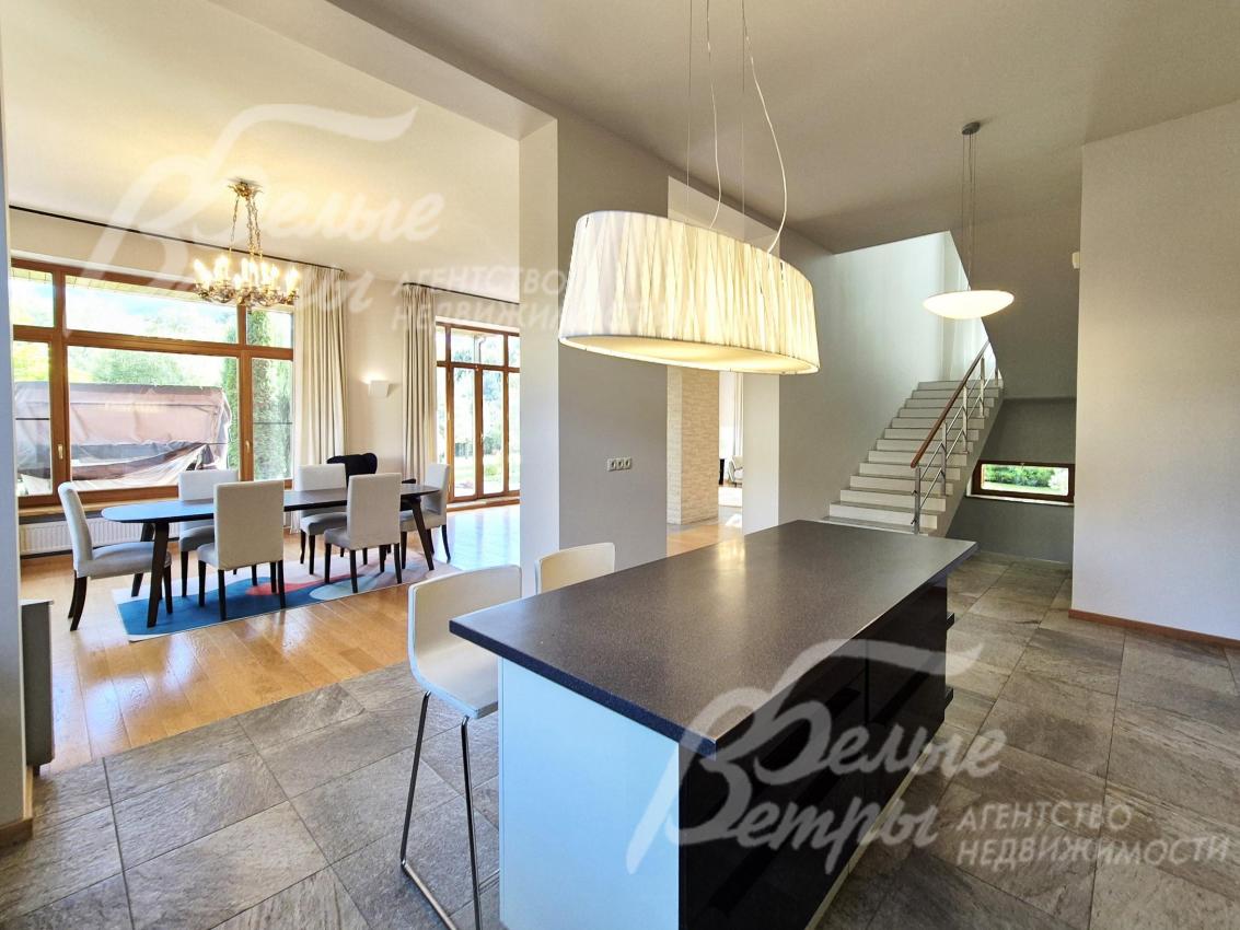 Остров с барной стойкой в кухне.