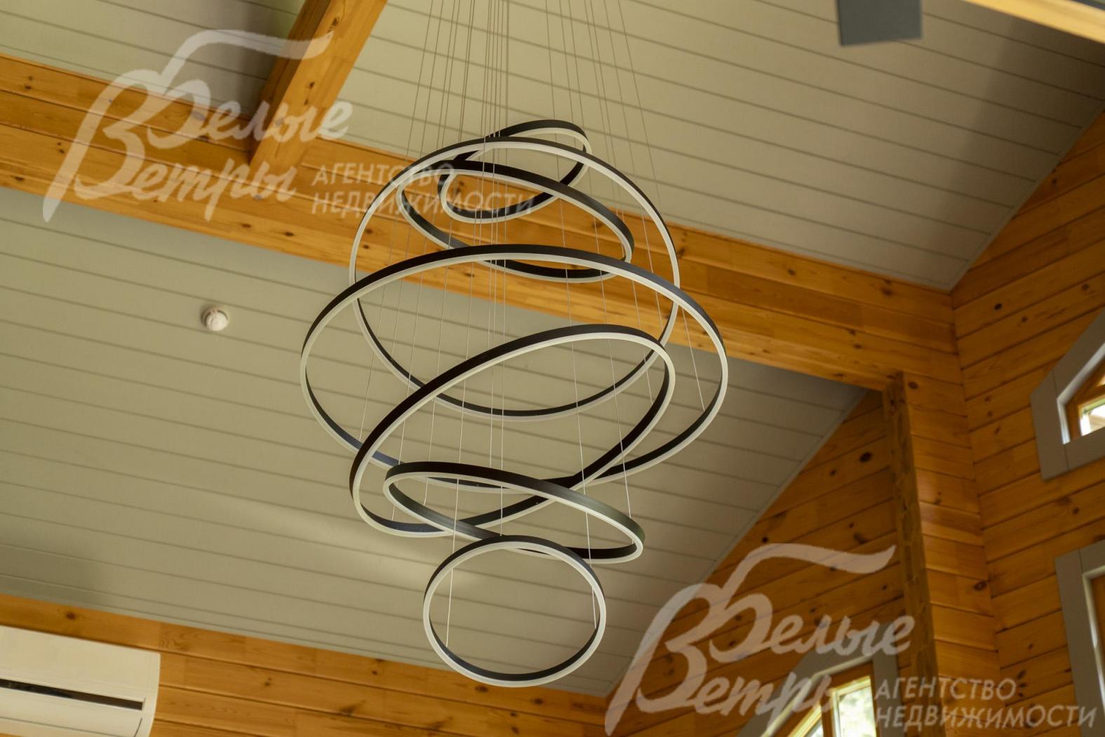 В доме - дизайнерские светильники