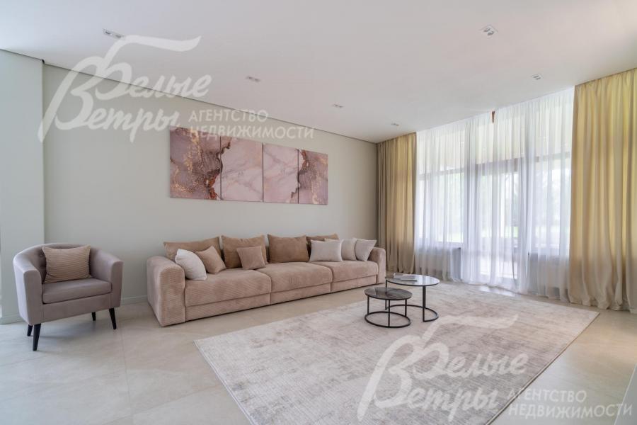 Выход из гостиной на крытую террасу