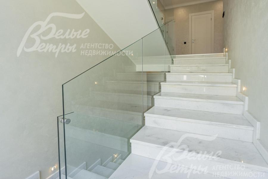 Лестница ж/б монолитная, с подсветкой, ступени из мрамора (CREMA MARFIL, Италия)