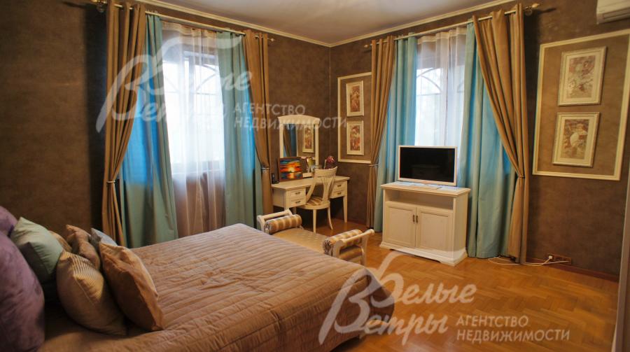 Светлая спальня на 2-м этаже