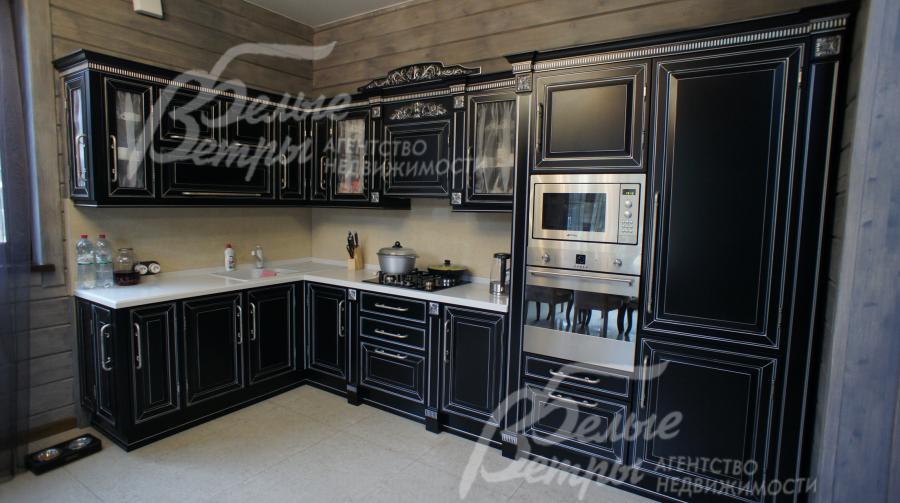 Кухня: фасады массив дерева, столешница искусственный камень, встроенная техника фирмы Smeg