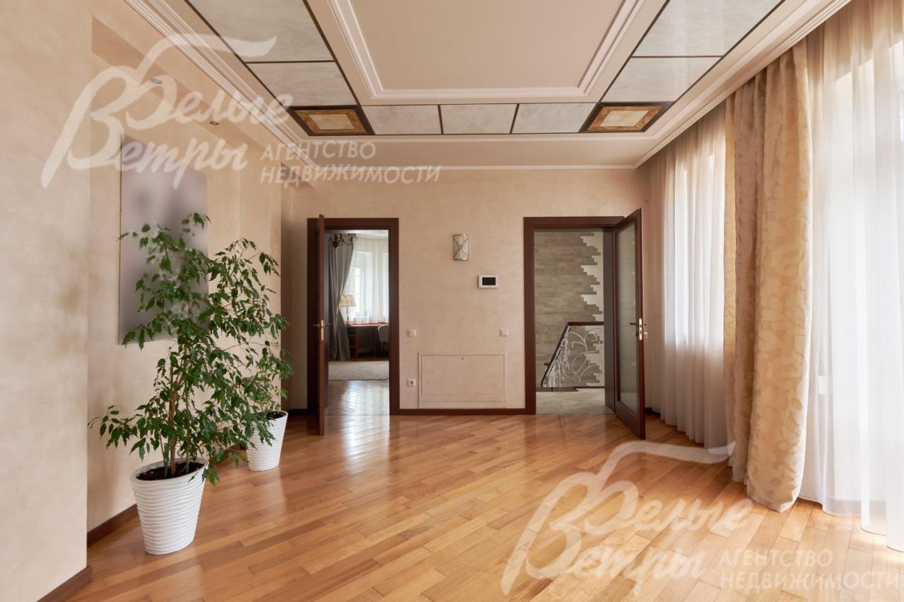 Холл на втором этаже с декоративными кессонами с витражами: слева - вход в спальню, справа - выход на лестницу, есть выход на просторный видовой балкон