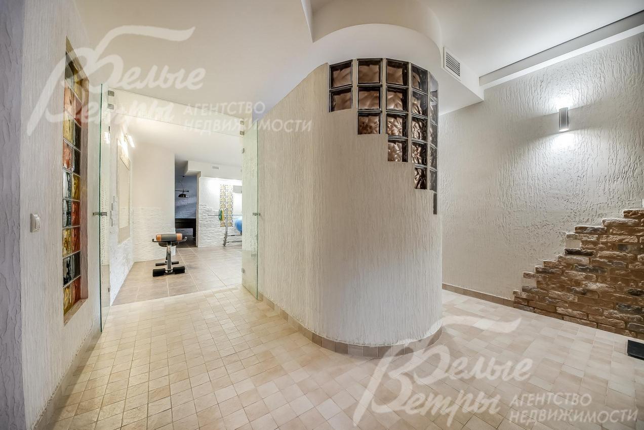 На полу цокольного этажа плитка