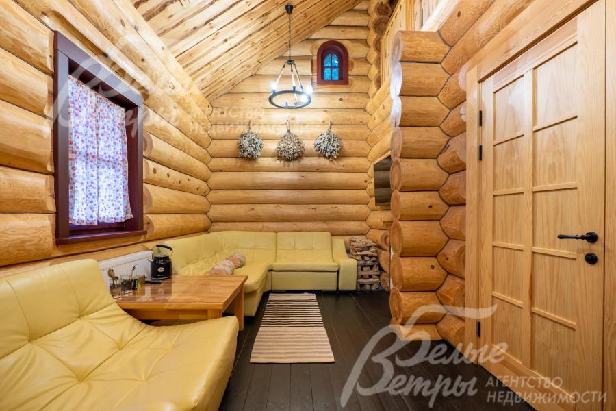 Комната отдыха в бане - с мебелью, телевизором и камином