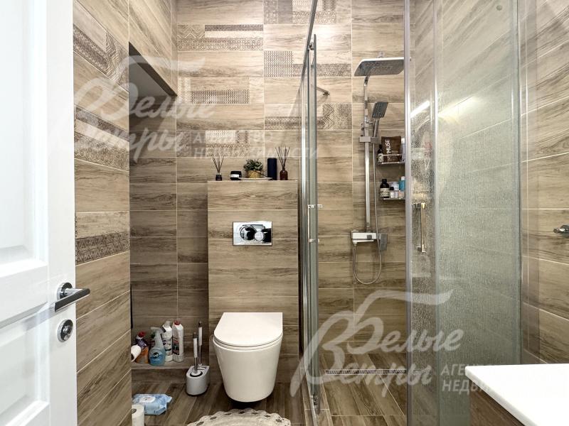 В санузлах - тёплые полы, установлена сантехника Jacob Delafon и других премиальных брендов