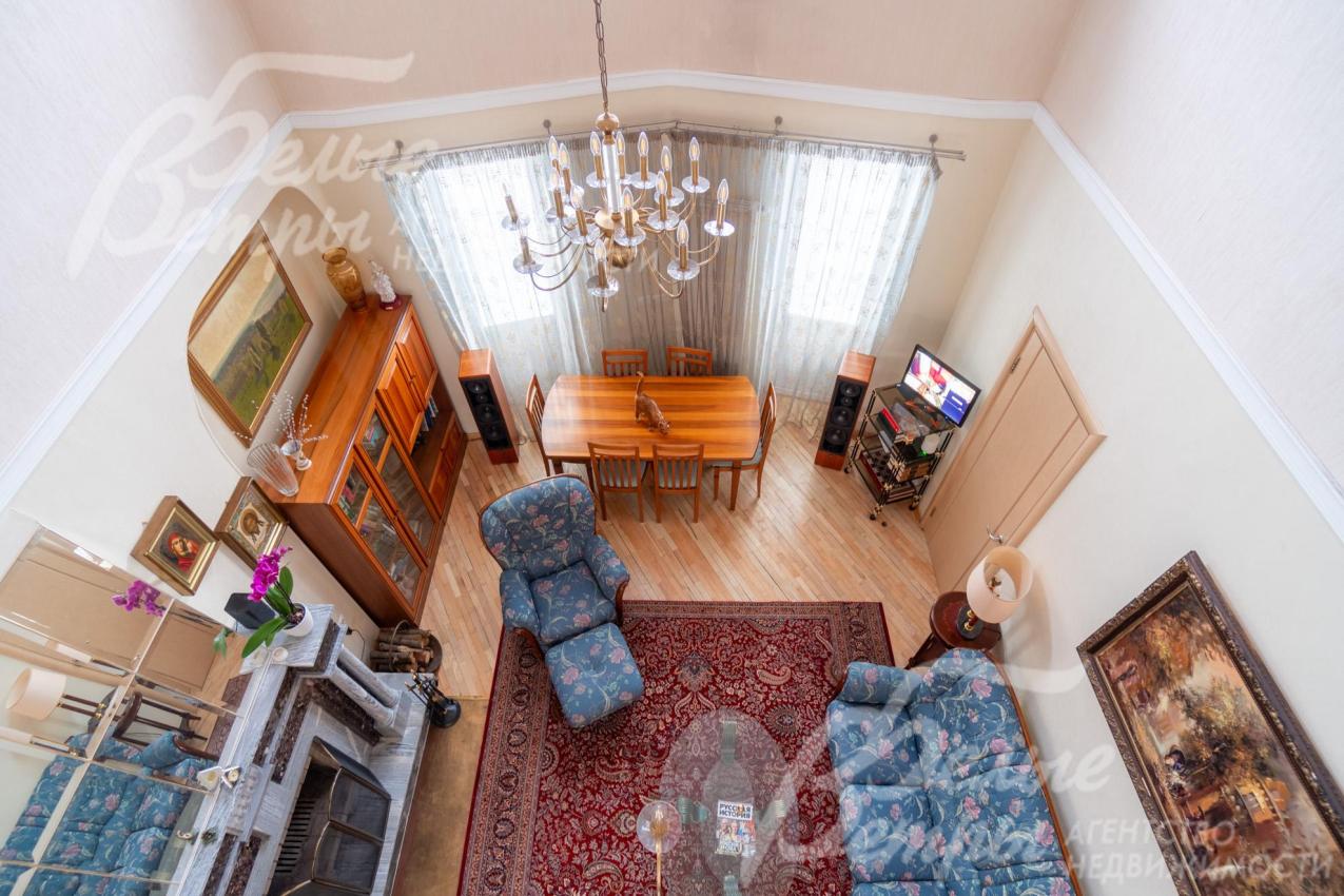 Вид на гостиную со вторым светом: большие окна обеспечивают обилие естественного света, в центре - большая хрустальная люстра