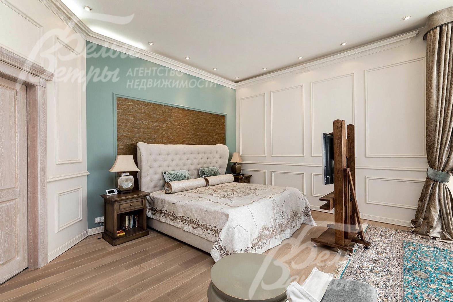 Главная спальня с санузлом и гардеробной на втором этаже