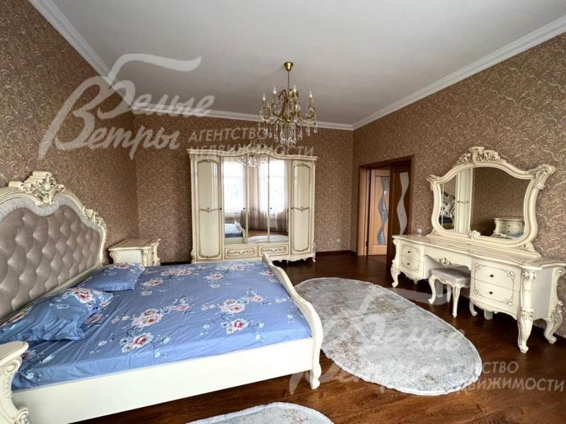 В мастер-спальне мебель в классическом стиле.