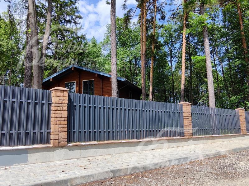 Фасадный забор в едином стиле установлен