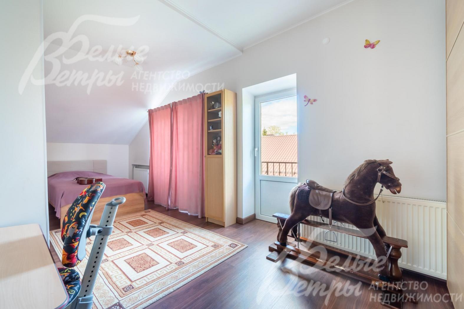 Спальня на втором этаже с выходом на балкон