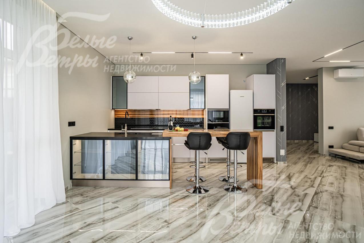 На кухне установлена новая мебель от студии Giulia Novars с бытовой техникой Kuppersbusch