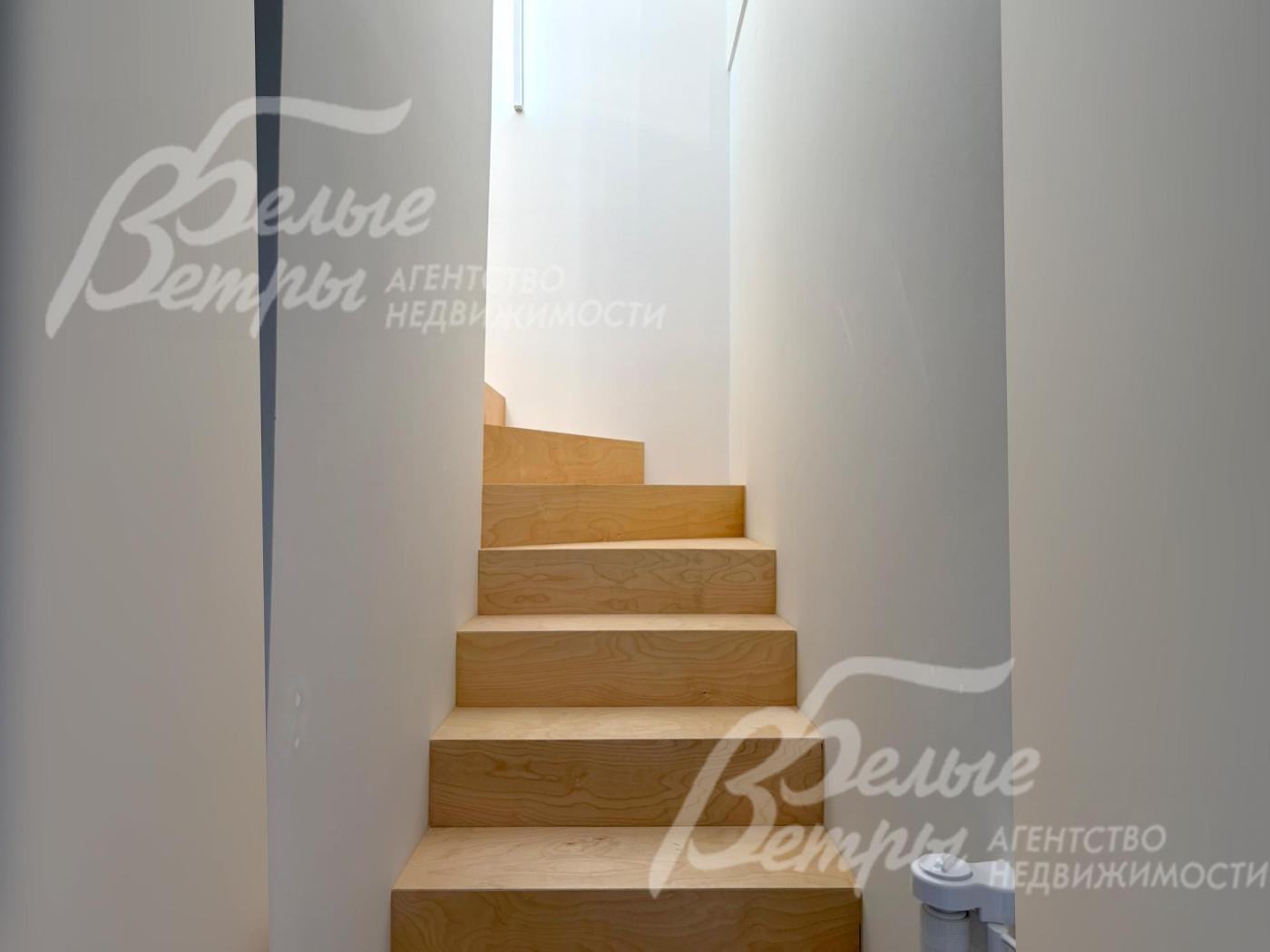 Лестница на второй этаж – на металлокаркасе, обшита фанерой и покрыта матовым прозрачным лаком