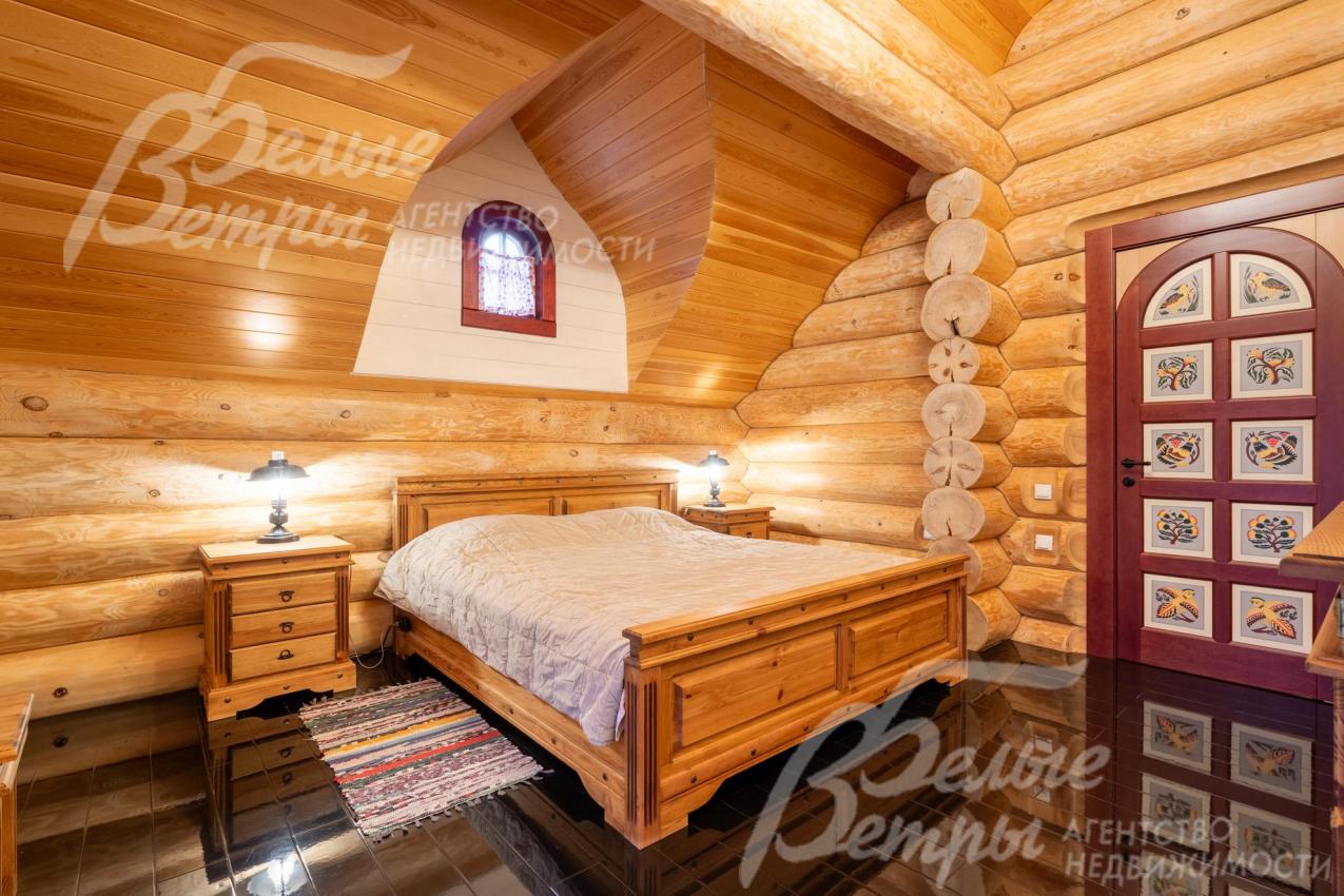 В доме - 3 мастер-спальни на 2-м этаже с собственными гардеробными и санузлами