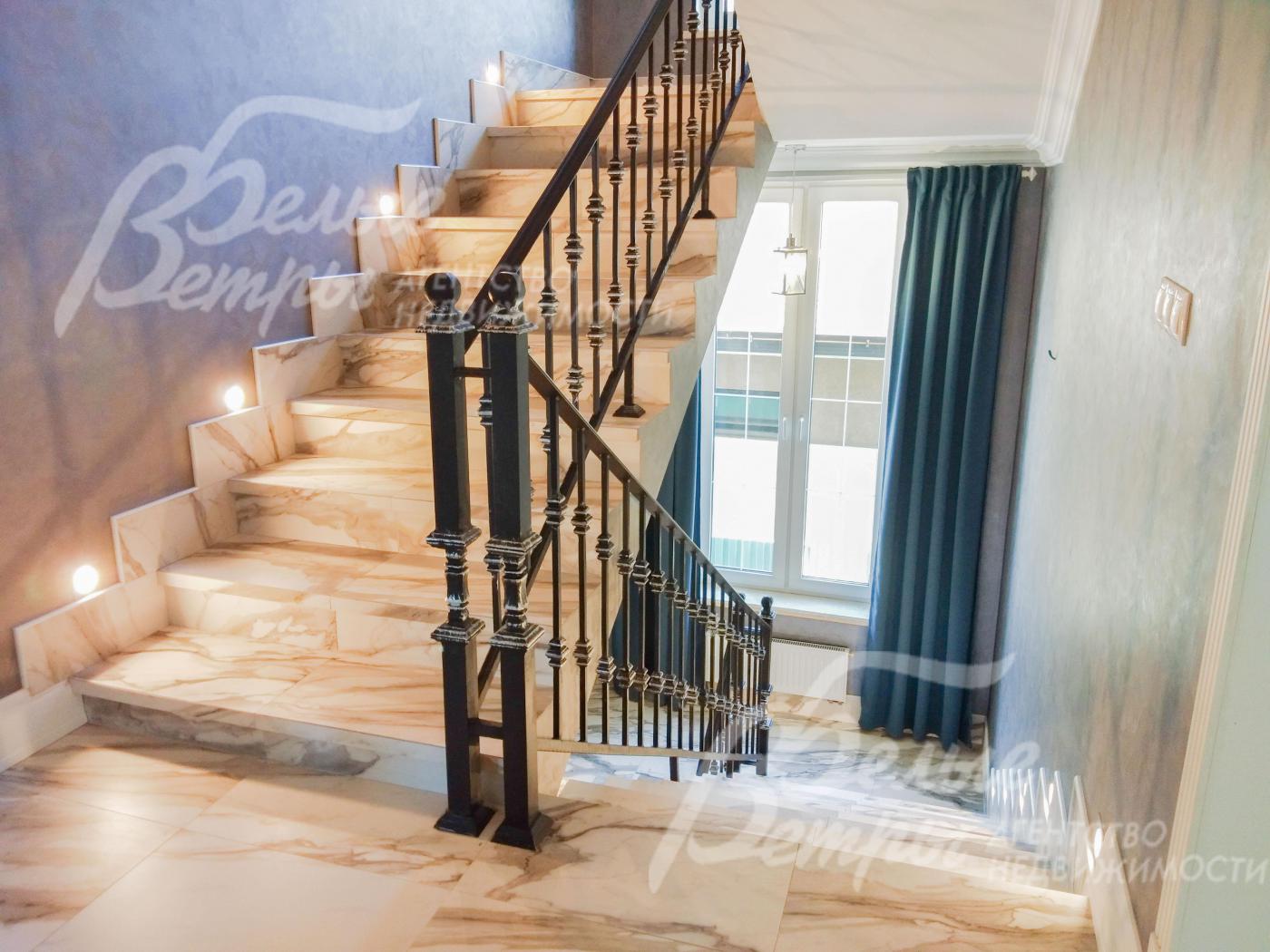 Лестница облицована керамогранитом