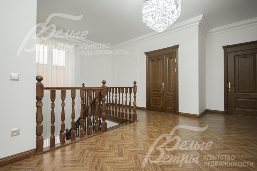 Монолитная лестница отделана деревом