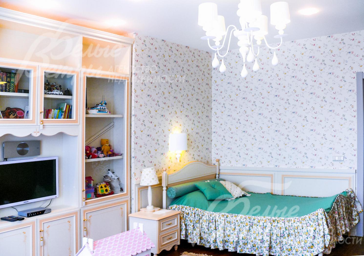 Люстры в доме от производители Giovanetti, Arizzi, Guadarte, Fabbian (Италия).