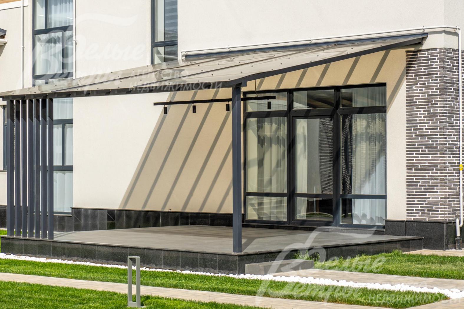 Выход на террасу 30 кв.м из кухни-столовой