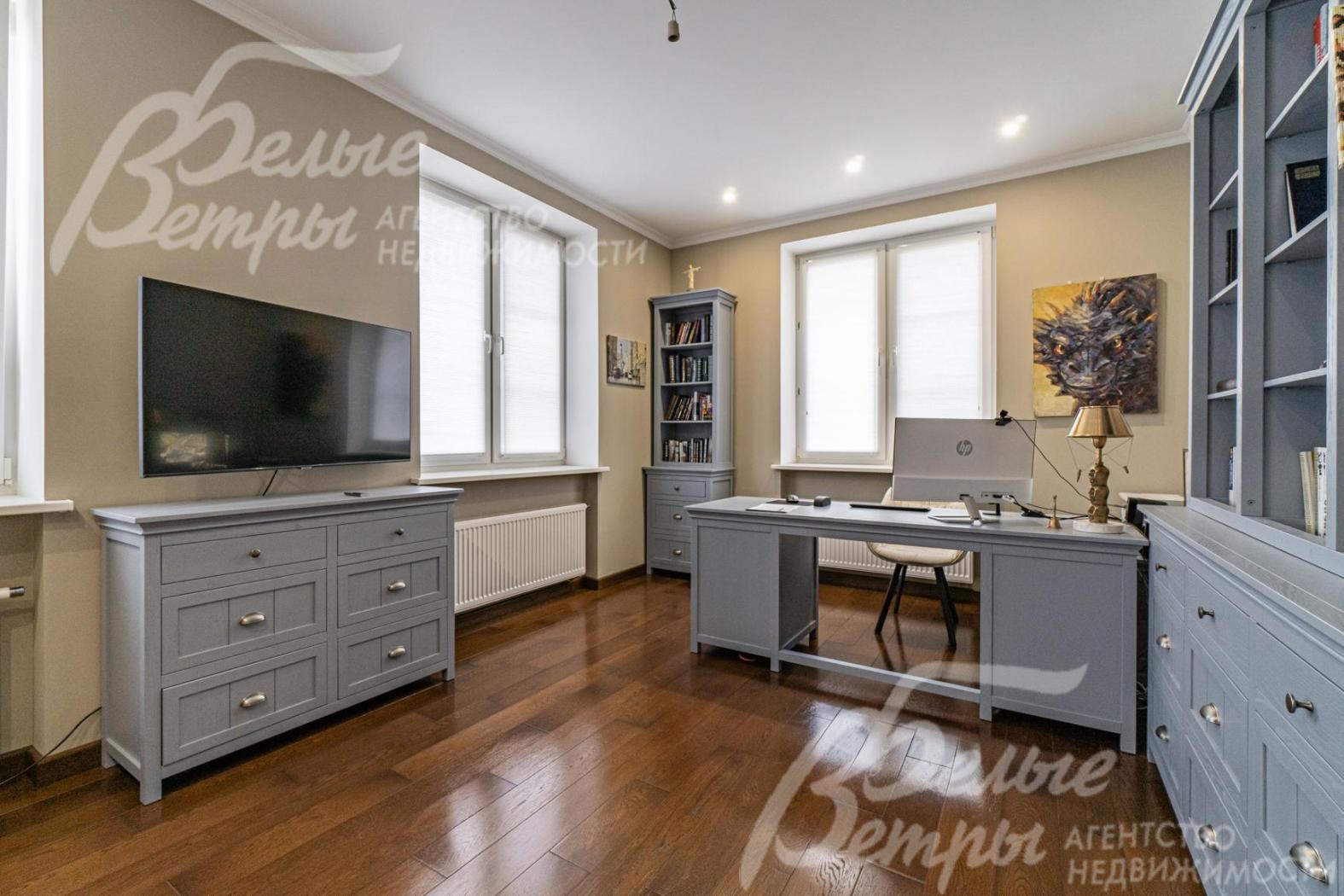 В кабинете мебель фирмы Monzano из массива дуба