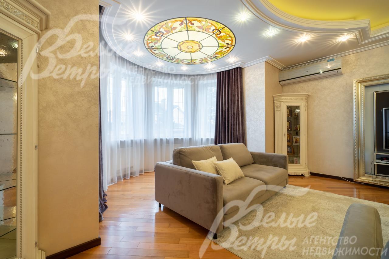 Витраж на потолке в зоне эркера в гостиной