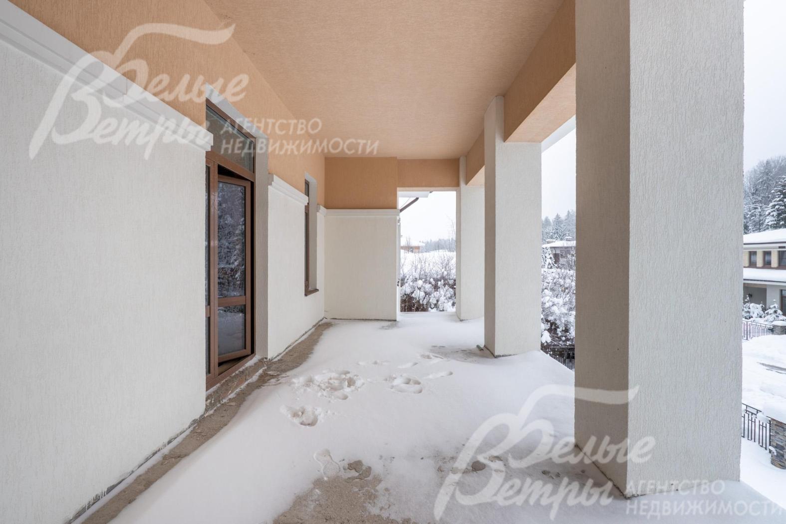 На втором этаже дома предусмотрены крытый балкон и крытая лоджия при мастер-спальне