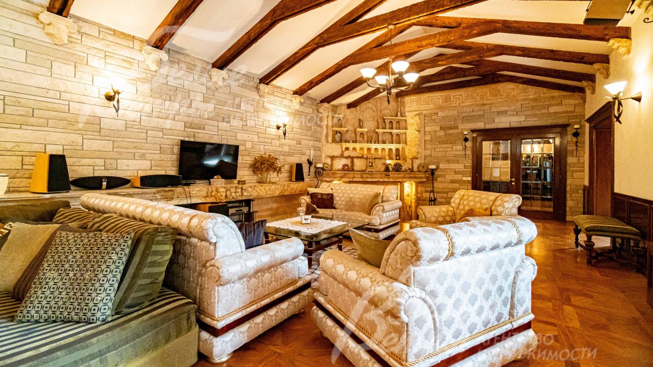 На барельефе отображены фрагменты из греческой мифологии