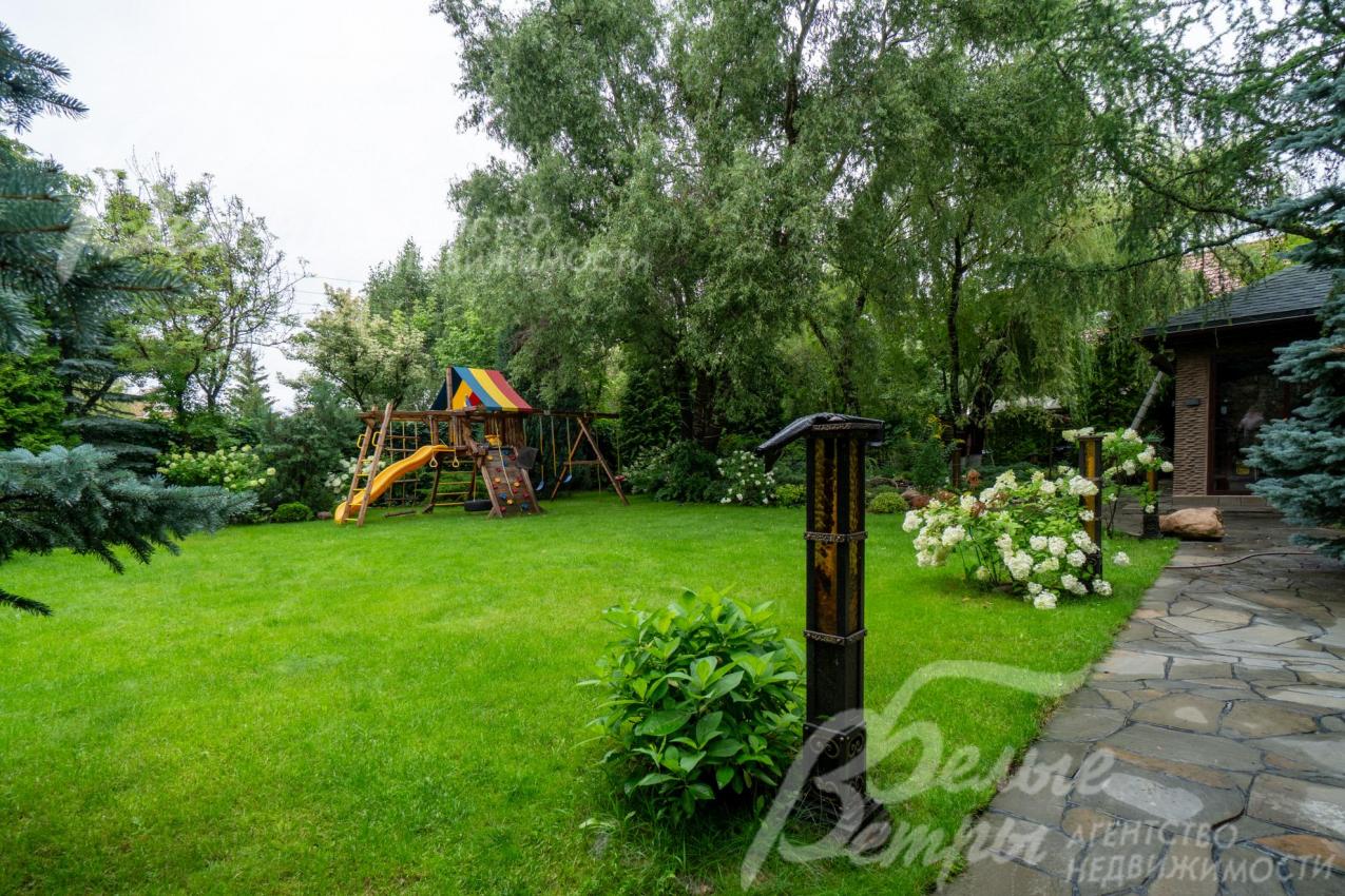 На участке есть детский игровой комплекс и батут
