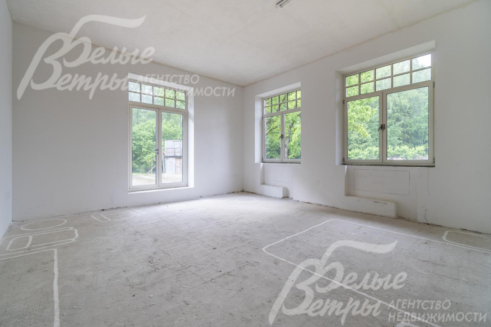 В проекте - раздвижные окна с выходом на 3 террасы, общая площадь террас 328 кв.м