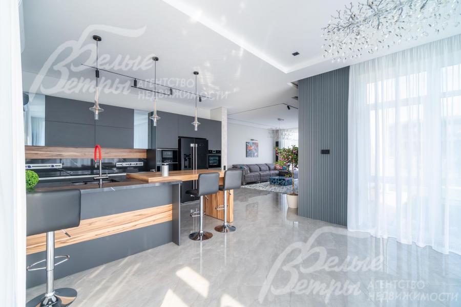 Кухня-столовая - с панорамным остеклением и выходом на летнюю террасу